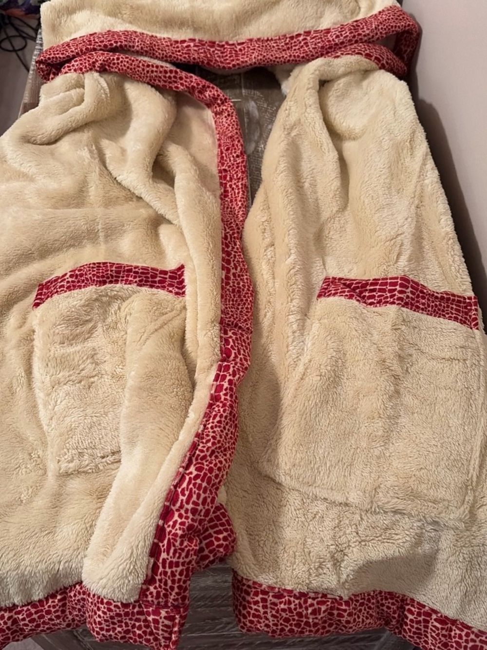 SHERPA NOBILITY READERS WRAP - Red Croc Print along edges - Picture 3 of 4